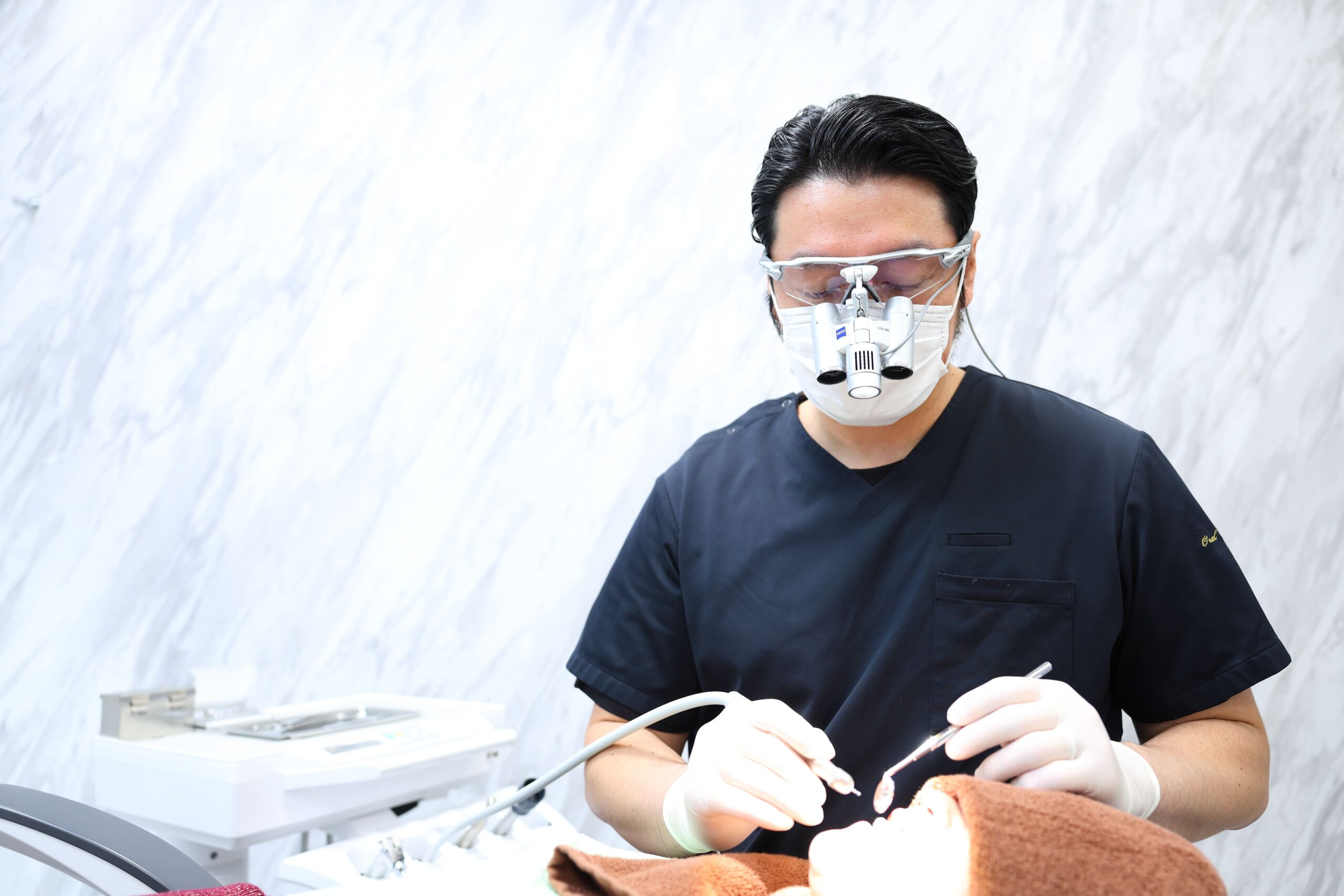 拡大視野下の歯科治療