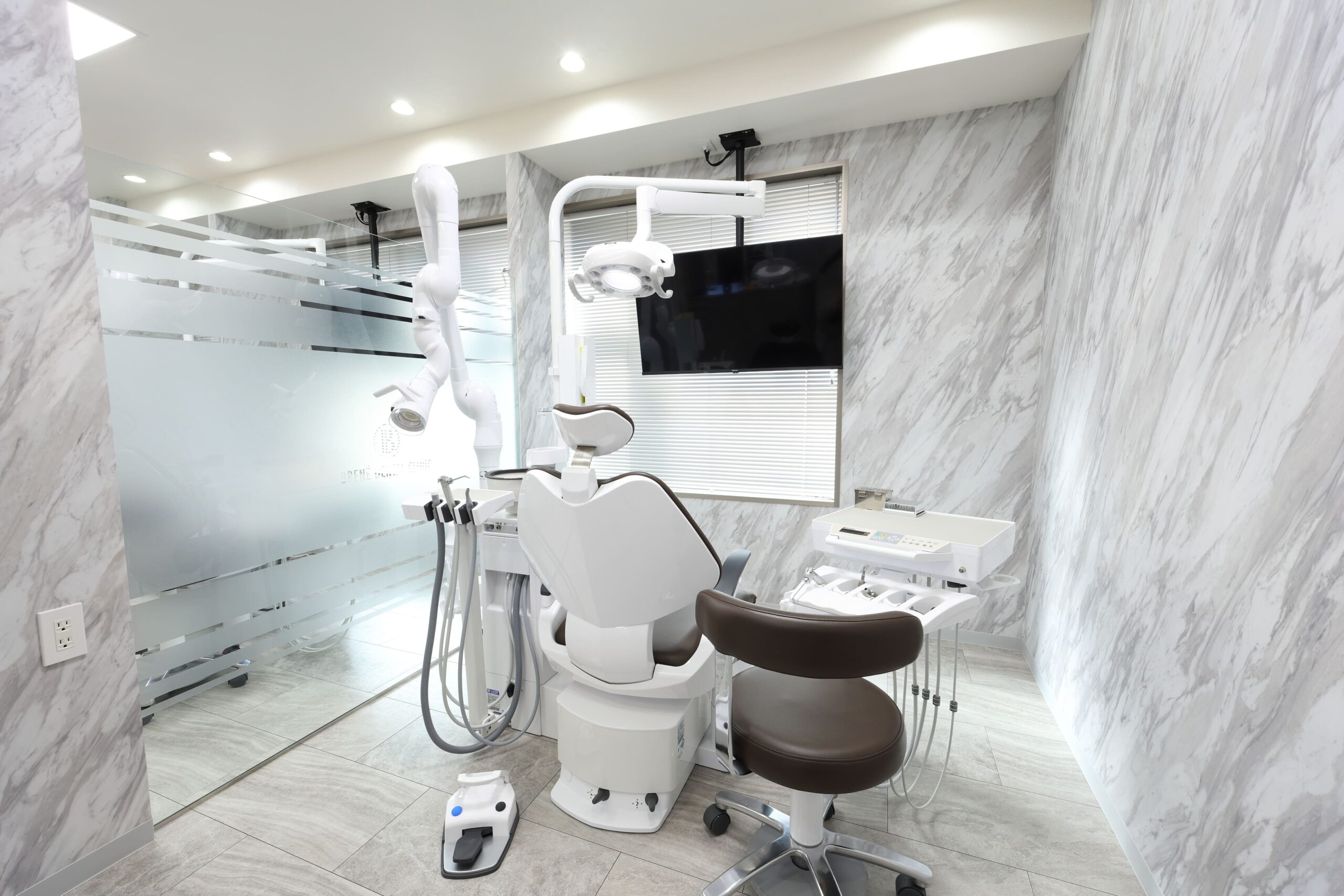 ガミースマイルは歯科医院で改善できる場合があります